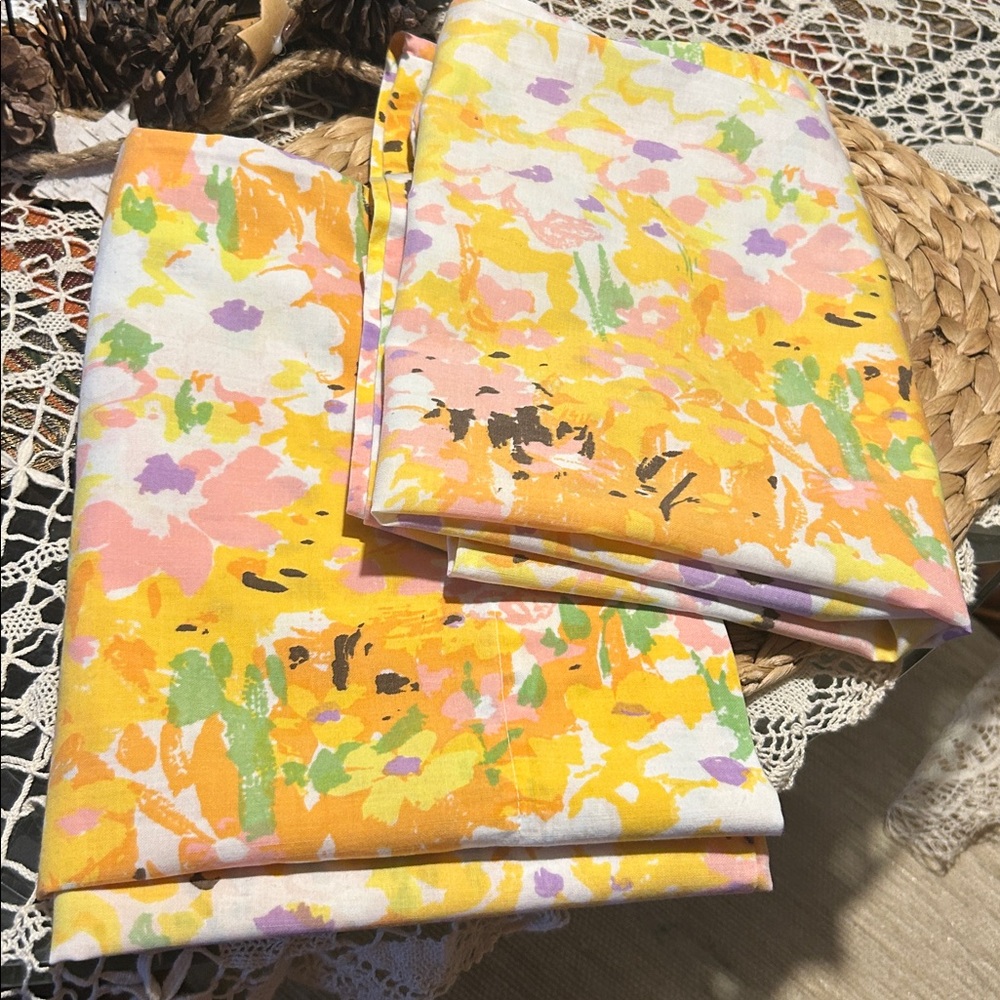 Two Matching Vintage 1960’s/1970’s Fashion Manor Standard Floral Pillowcases - Picture 9 of 13